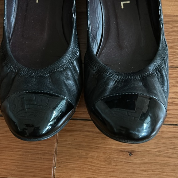 Vintage Authentic Chanel Black Patent Leather cap toe ballet Flats. - Picture 3 of 7